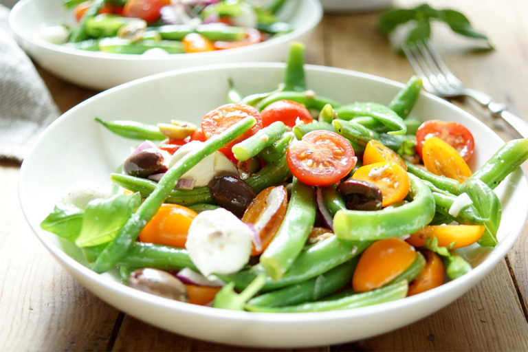 Mediterraner grüne Bohnen-Tomatensalat mit Kapern, Oliven, Büffel-Mozzarella, Sardellen, einfache gesunde Rezept