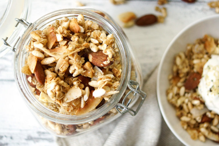 Honig-Pops Granola (Knuspermüsli) Rezept mit Puffreis, Kardamom, Mandeln, Walnüsse, getrocknete Früchte, glutenfrei