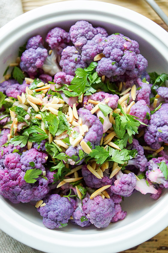 Einfaches gesundes lila Blumenkohl-Salat Rezept mit Zitrone, Kapern, Mandeln, Petersilie. Vegan