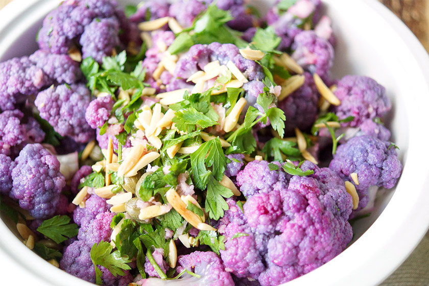Einfaches gesundes lila Blumenkohl-Salat Rezept mit Zitrone, Kapern, Mandeln, Petersilie. Vegan