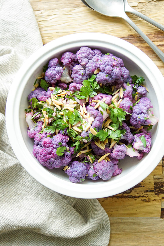 Einfaches gesundes lila Blumenkohl-Salat Rezept mit Zitrone, Kapern, Mandeln, Petersilie. Vegan
