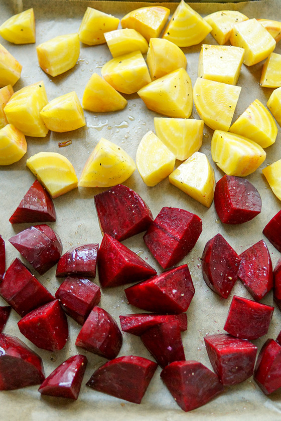 Frische Bete Gelb und Rot, geschnitten aufs Blech