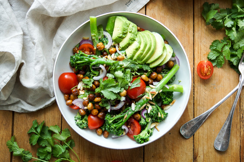 Bimi mit gerösteten Kichererbsen und Zitronen-Tahin-Dressing, Low-Carb Veganes Rezept