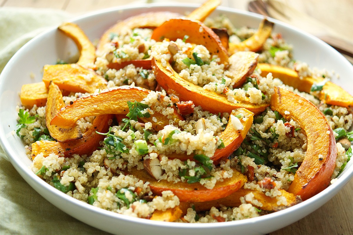 Gerösteter Hokkaido-Kürbis auf Quinoa-Salat Rezept mit Mandeln und getrocknete Tomaten. Vegan, Glutenfrei