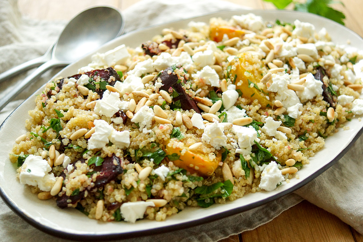 einfaches Rezept für einen gesunden Quinoa-Salat mit Rote Bete und Fetakäse