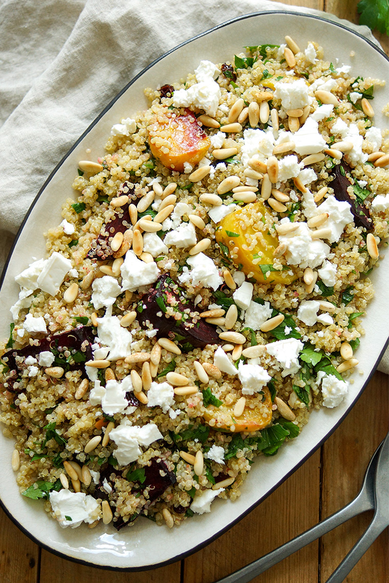 einfaches Rezept für einen gesunden Quinoa-Salat mit Rote Bete und Feta