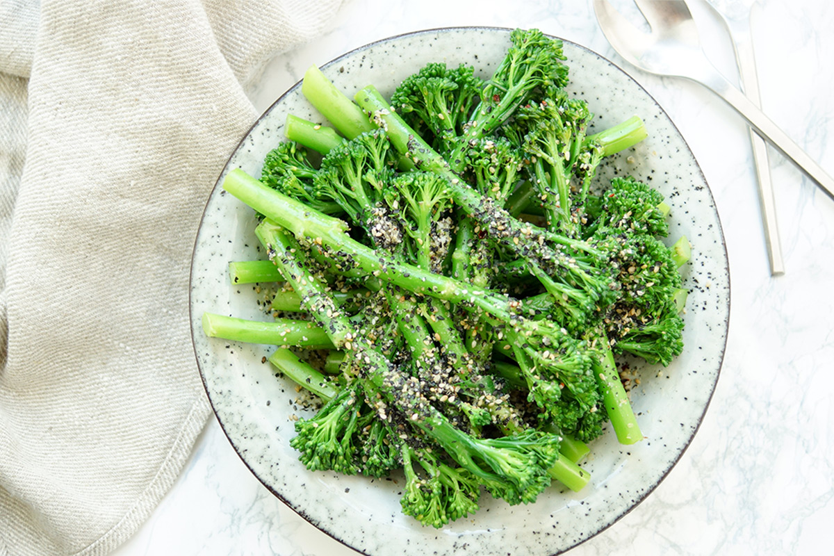 Asiatische Bimi mit Sesam rezept, vegan und vegetarische Beilage. Bimi ist eine Kreuzung aus Brokkoli und Kai-lan