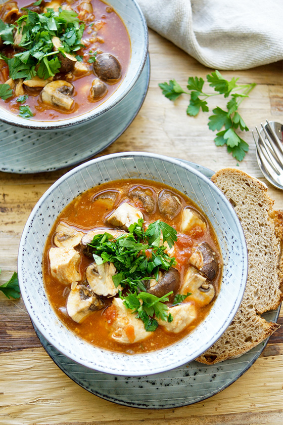 Eintopf mit Huhn und Pilzen, Tomaten, Thymian Rezept Eintopf mit Huhn und Pilzen, Tomaten, Thymian Rezept
