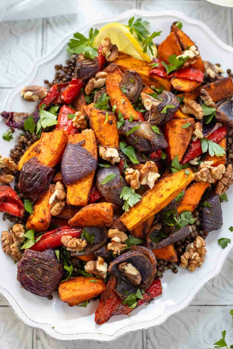 Rezept für orientalisches Ofengemüse mit Linsen und Zitronen-Joghurt-Soße