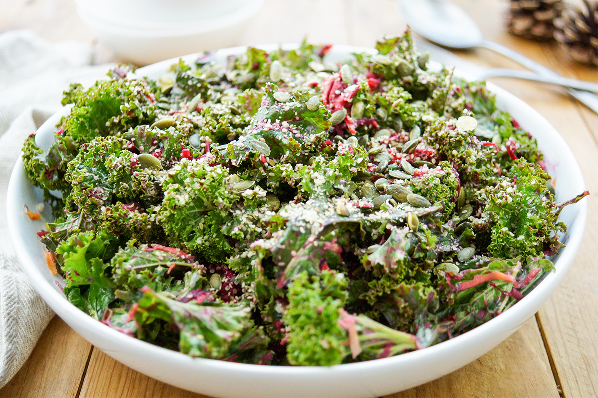 Einfacher Grünkohlsalat Rezept mit Zitronen-Tahin-Dressing, Möhren, Rotebete, Roh, Vegan, Massiert