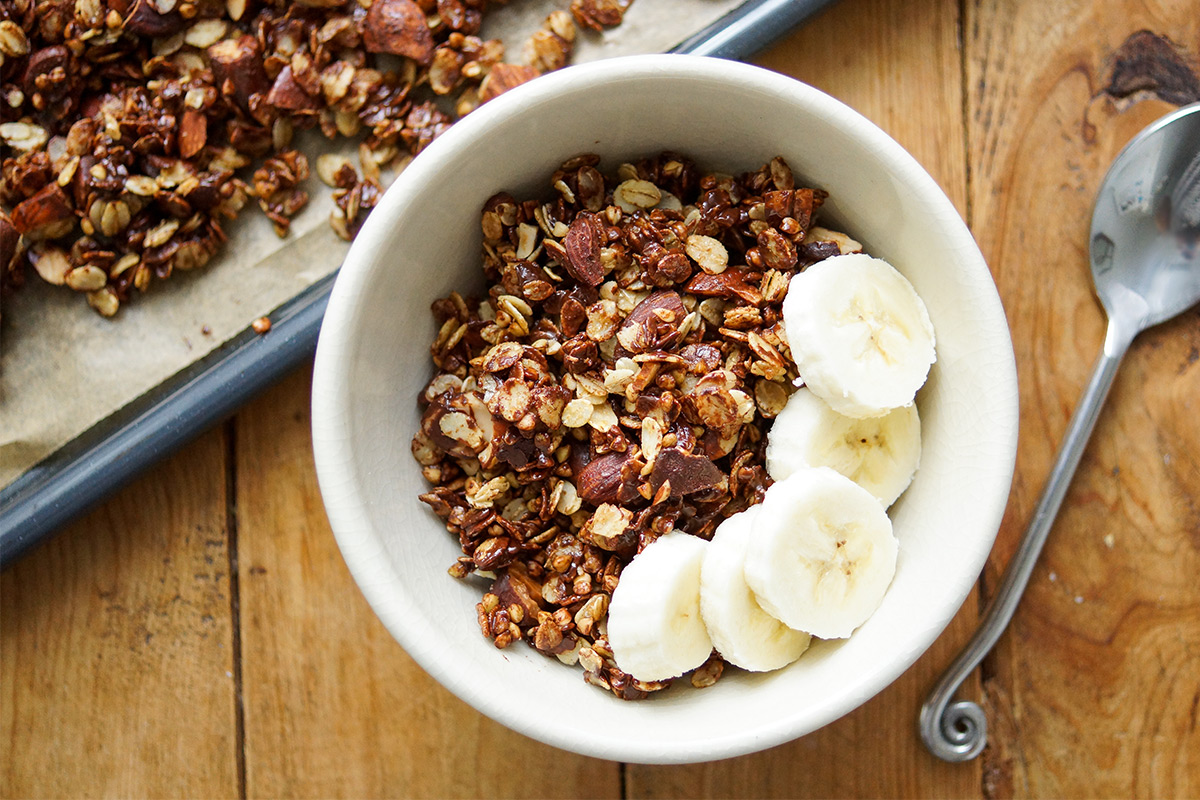 Knuspriges Gerste Granola mit Mandeln und dunkler Schokolade Rezept, Selbsgemachtes Knuspermüsli, vegan