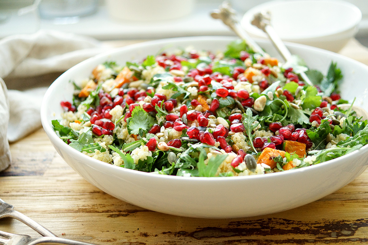 Geröstete Süßkartoffeln mit Quinoa und Rucola-Salat Rezept mit Granatapfel, vegetarisch