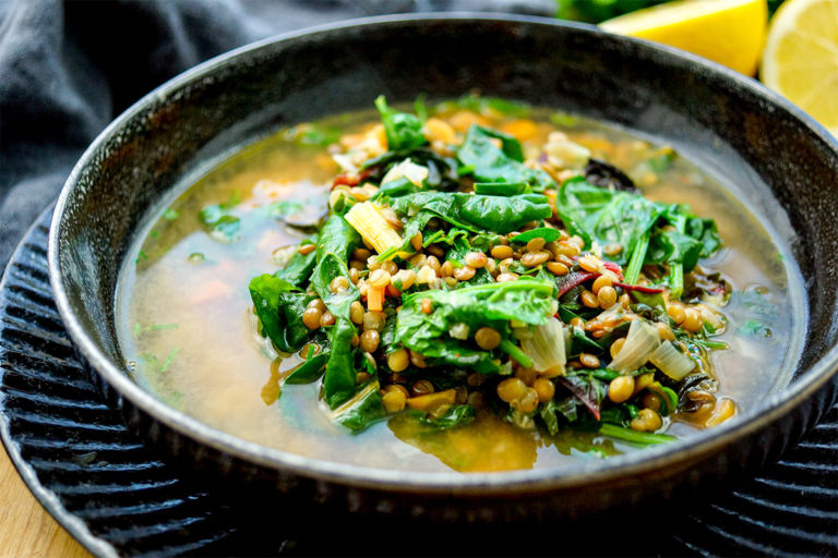 Linsensuppe mit Spinat, Mangold, Möhren und Steinpilz, Ein einfaches Rezept, vegan, vegetarisch Essen