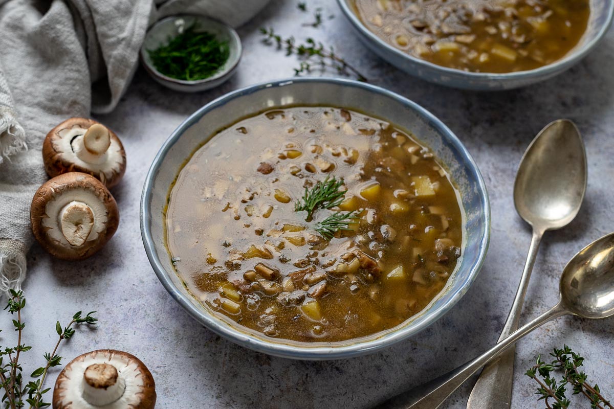 Klare Pilzsuppe mit Kartoffeln Rezept