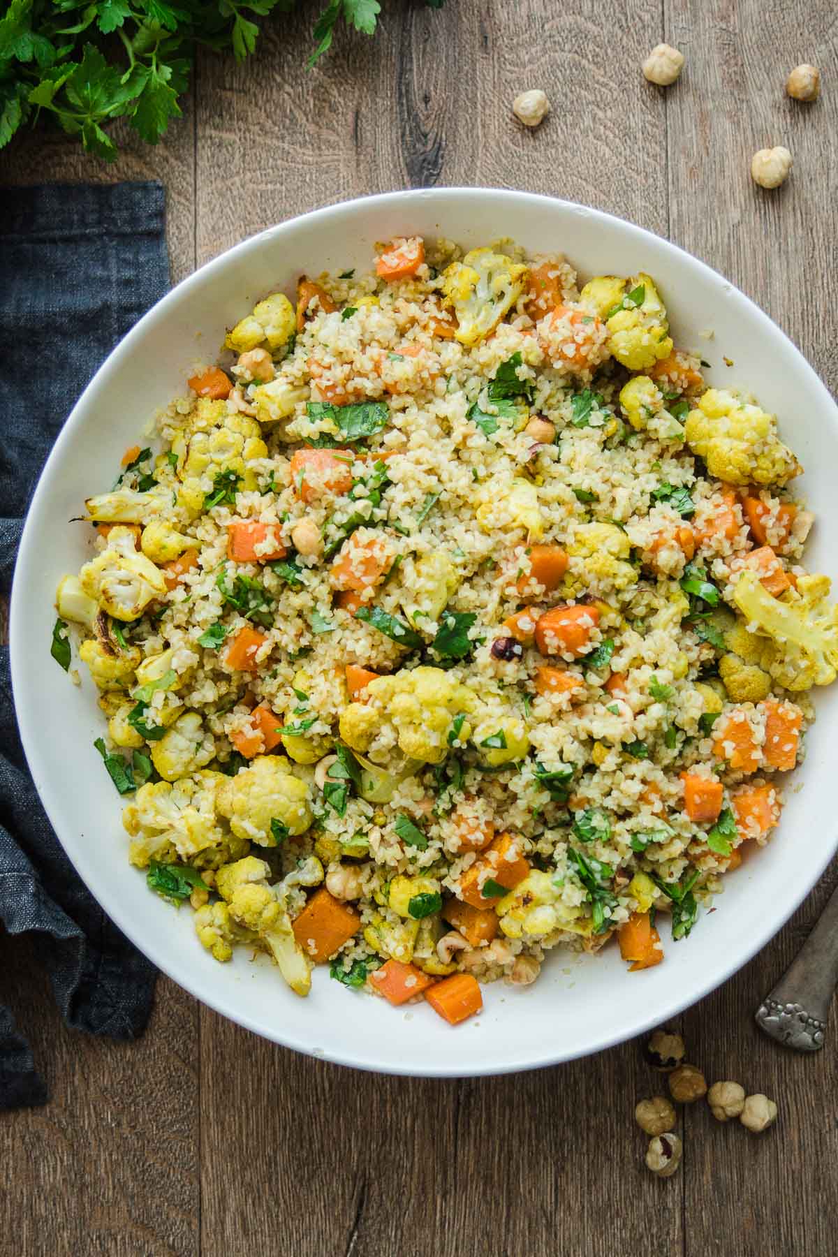 Veganes Rezept für Gerösteter Gemüsesalat mit Bulgur und Haselnüsse, Süßkartoffeln, Blumenkohl, Möhren