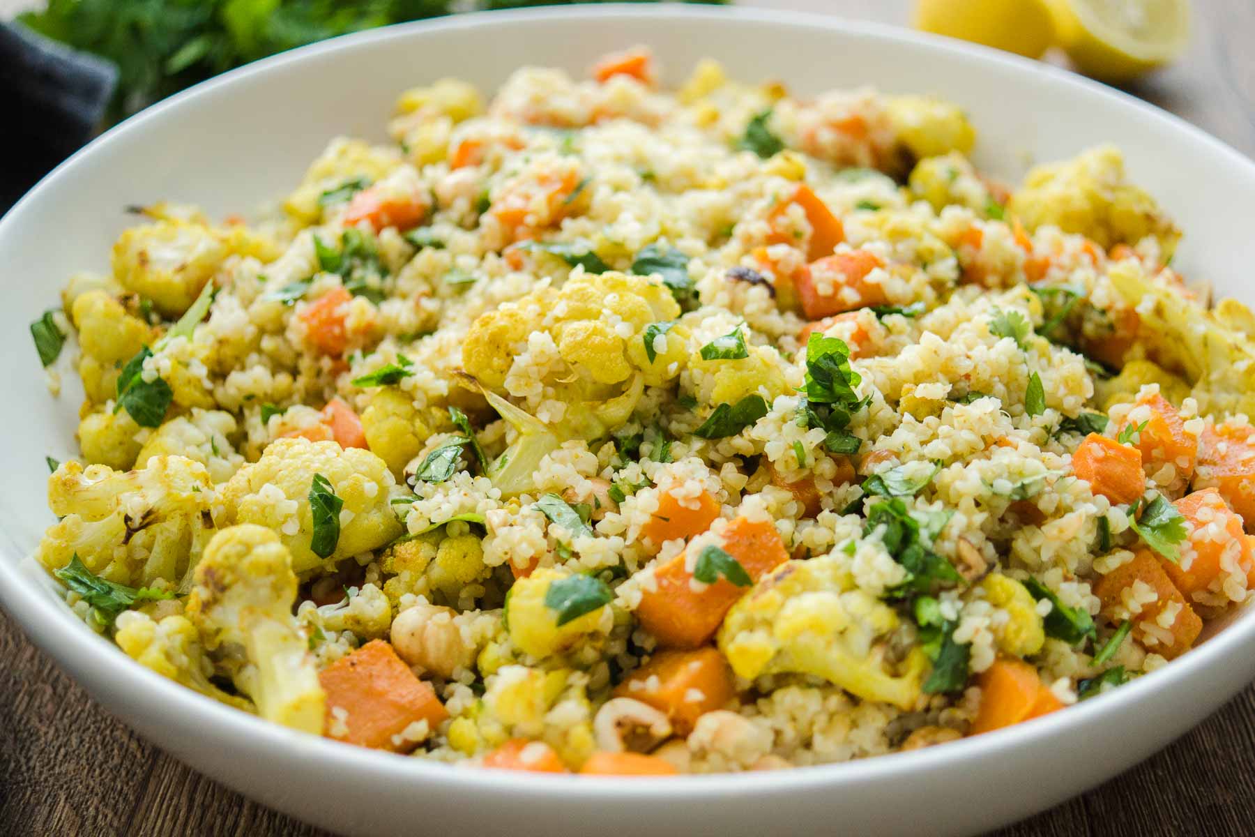 Veganes Rezept für Gerösteter Gemüsesalat mit Bulgur und Haselnüsse