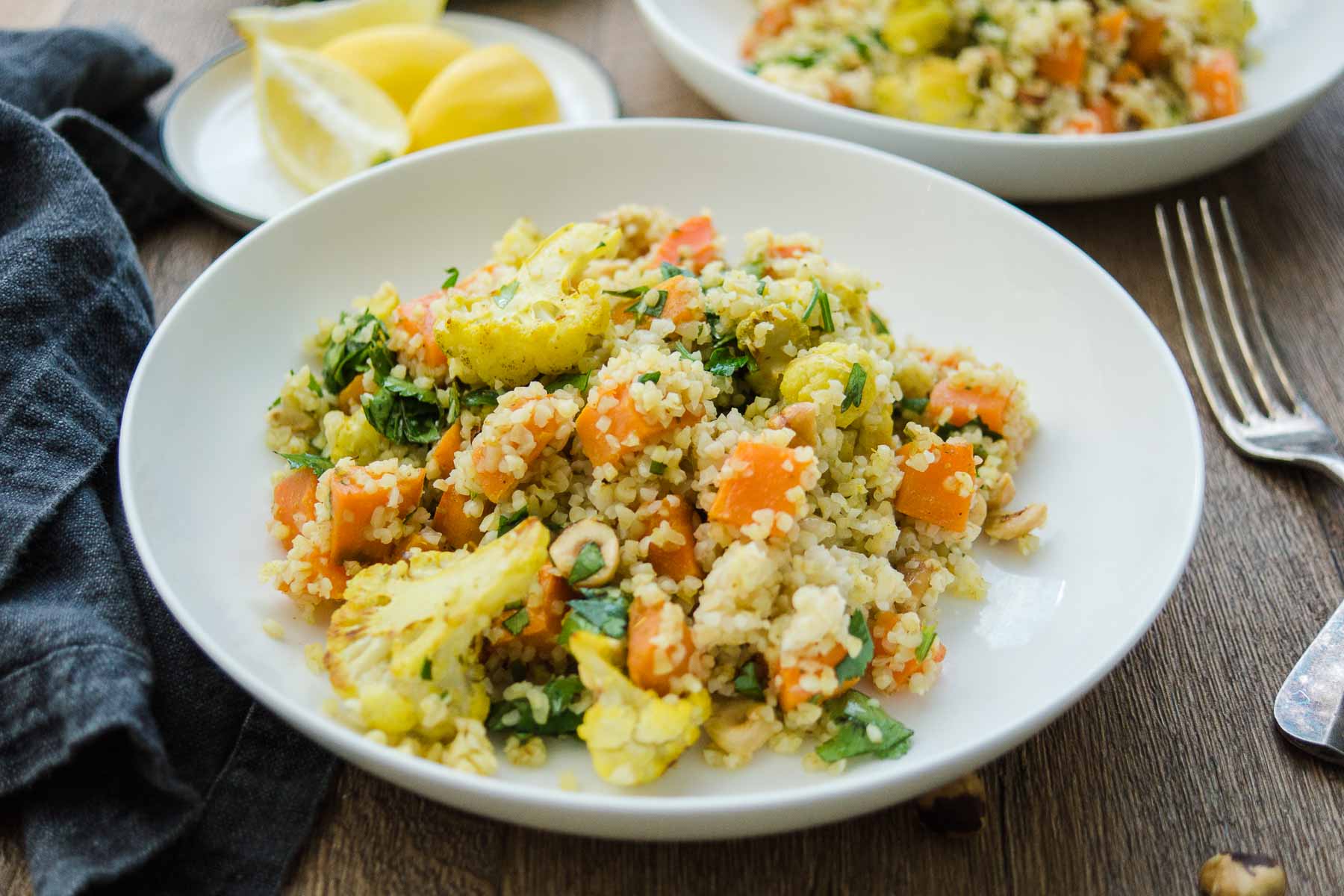 Veganes Rezept für Gerösteter Gemüsesalat mit Bulgur und Haselnüsse, Süßkartoffeln, Blumenkohl, Möhren