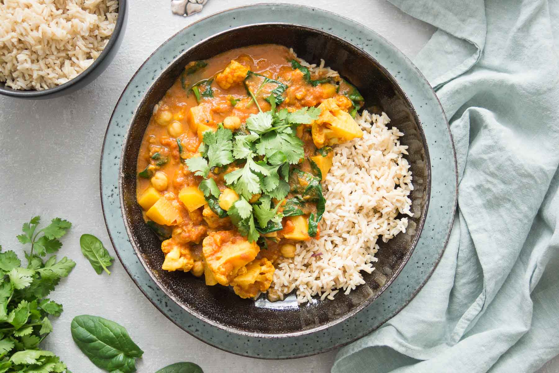 Vegane Rezept für Blumenkohl-Kartoffel-Curry mit Kichererbsen und Spinat,