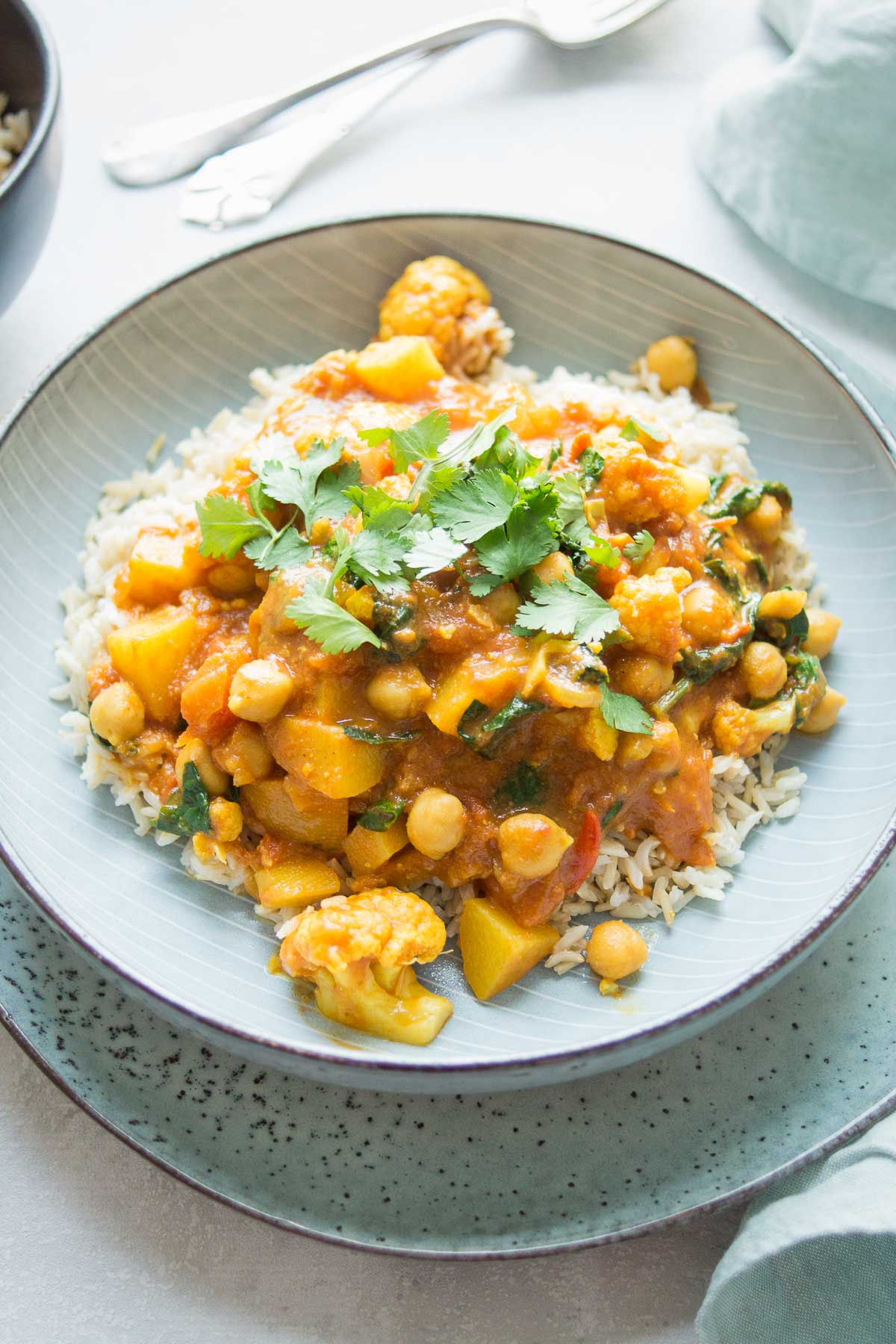 Vegane Rezept für Blumenkohl-Kartoffel-Curry mit Kichererbsen und Spinat,