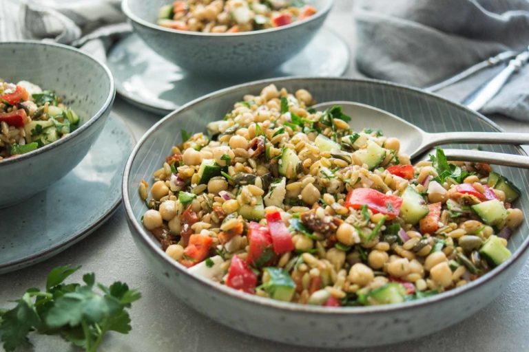 Rezept für Grünkernsalat griechischer Art mit Kichererbsen, Feta, Paprika, Gurke, Kräuter