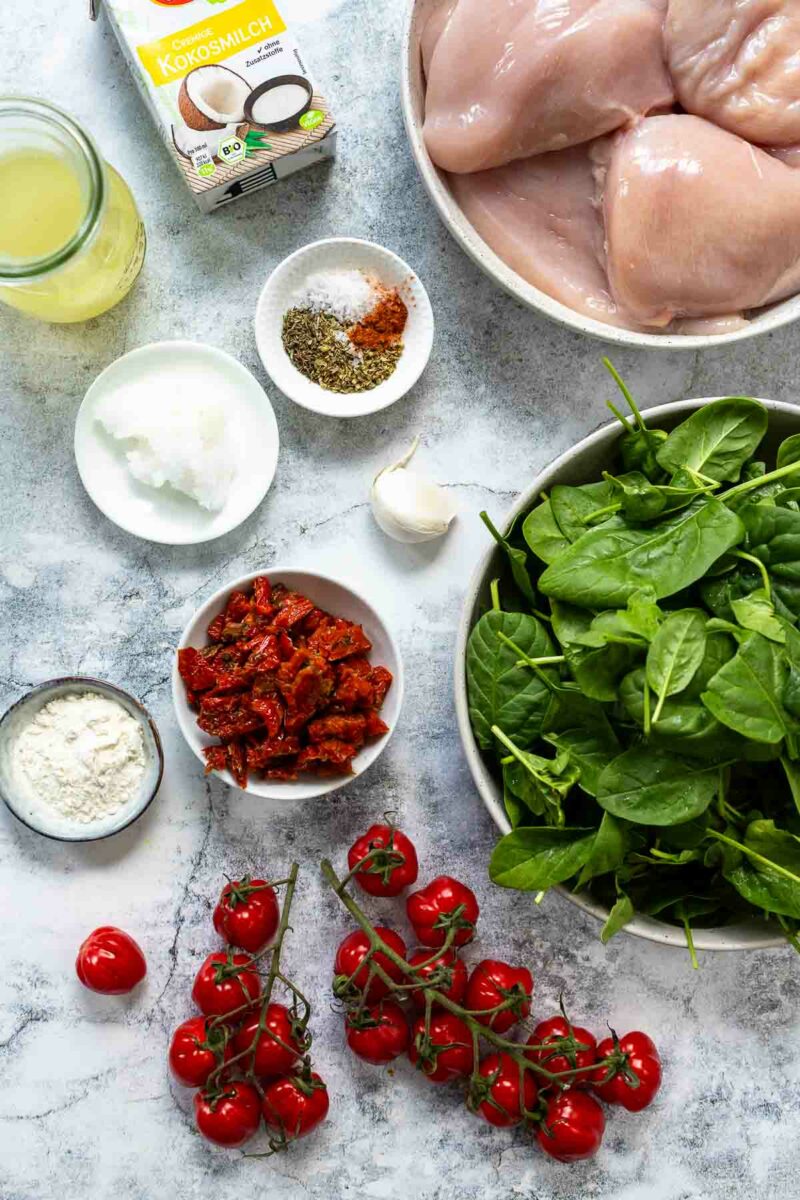 Zutaten für Hähnchenpfanne mit Kokos, Tomaten und Spinat