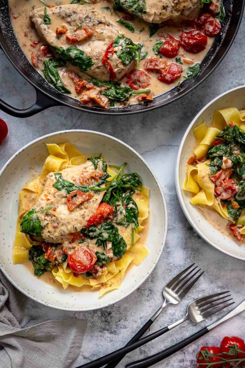 Hähnchenpfanne mit Kokos, Tomaten und Spinat angerichtet