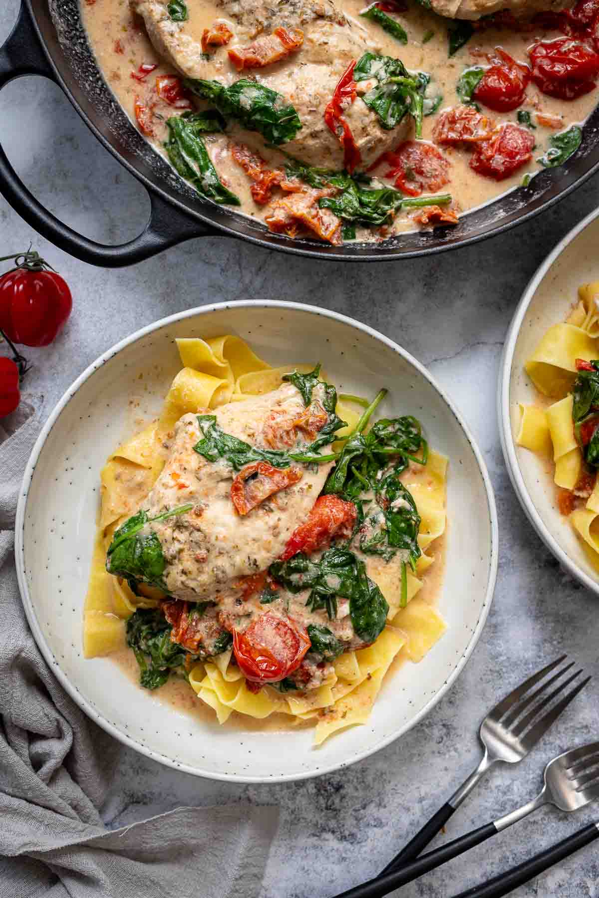 Hähnchenpfanne mit Kokos, Tomaten und Spinat