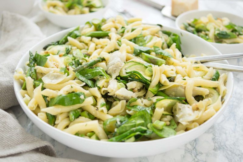 Frühlings-Nudelsalat mit Spargel, Zucchini, Artischockenherzen, Kapern, Spinat Rezept