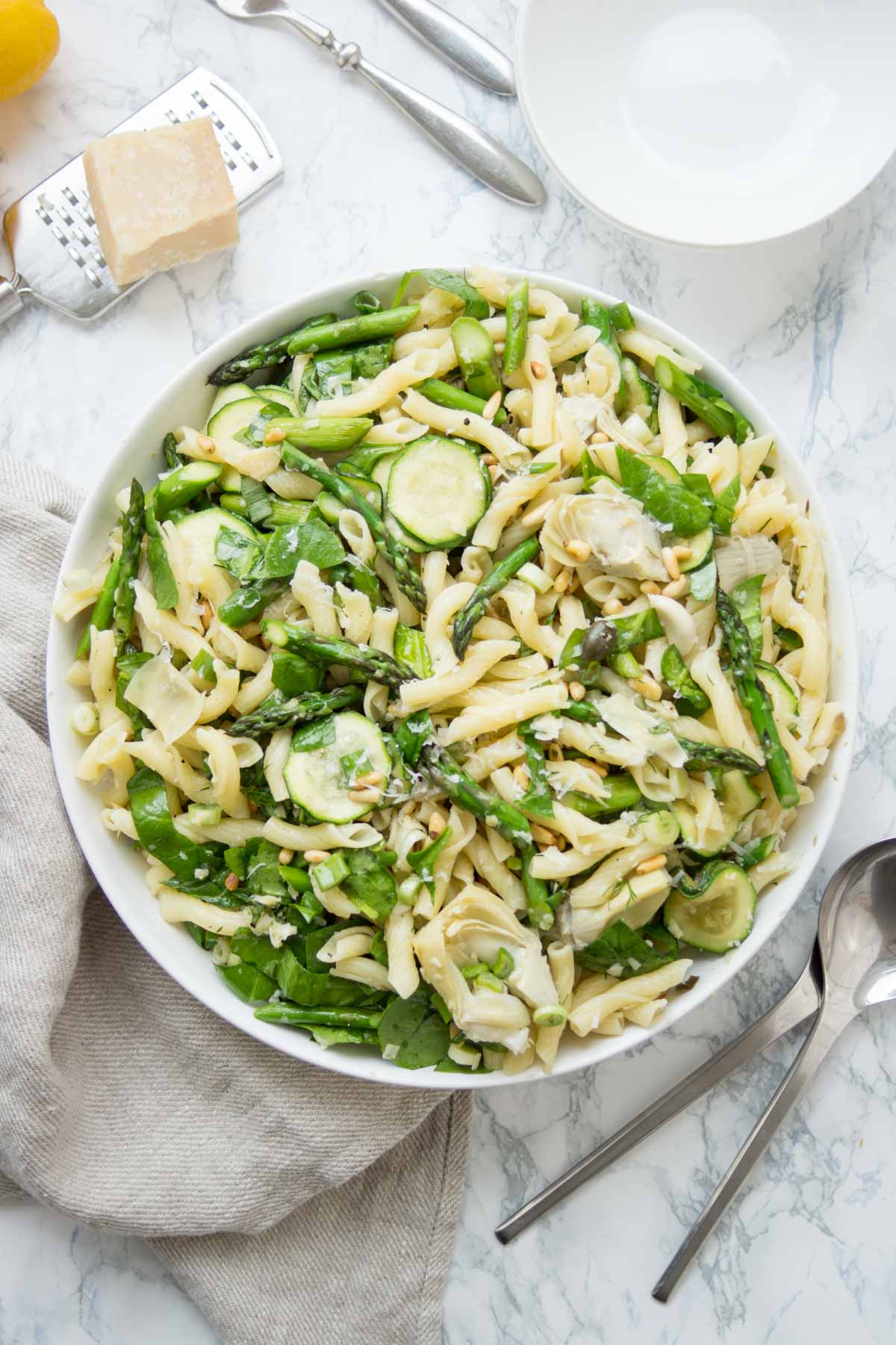 Frühlings-Nudelsalat mit Spargel, Zucchini, Artischockenherzen, Kapern, Spinat Rezept