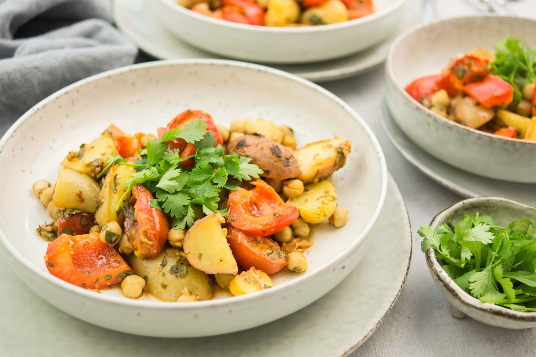 würziges Kartoffel-Tajine mit Kichererbsen, Tomaten, roter Paprika und Petersilie Rezept