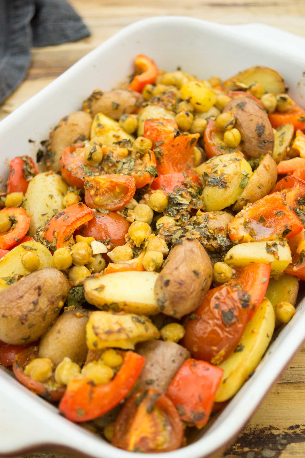 würziges Kartoffel-Tajine mit Kichererbsen, Tomaten, roter Paprika und Petersilie Rezept