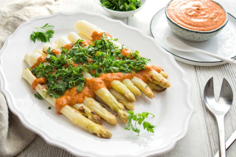 Gerösteter Spargel mit Romesco-Sauce und Petersilie Rezept