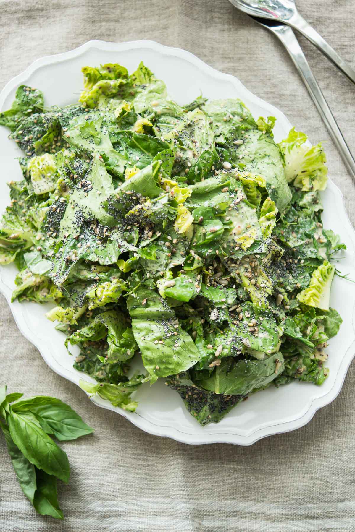 Veganer Caesar Salad mit Tahini-Dressing und gemischten Körnern Rezept
