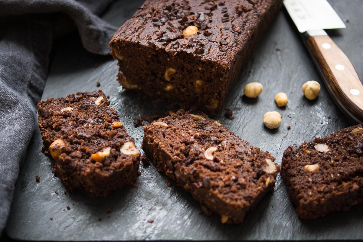 Double Chocolate Brownie Bread, Vegan Rezept für Schokoladen-Brot mit Hazelnüssen