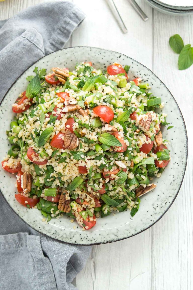 Bulgursalat Rezept mit frischen Kräutern; Pekannüsse und Zitrone