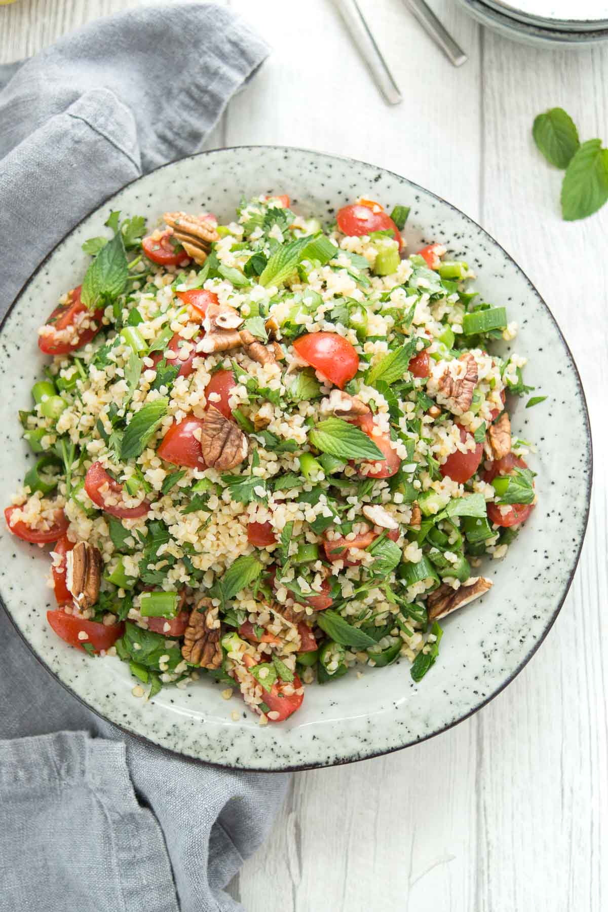 Bulgursalat Rezept mit frischen Kräutern; Pekannüsse und Zitrone