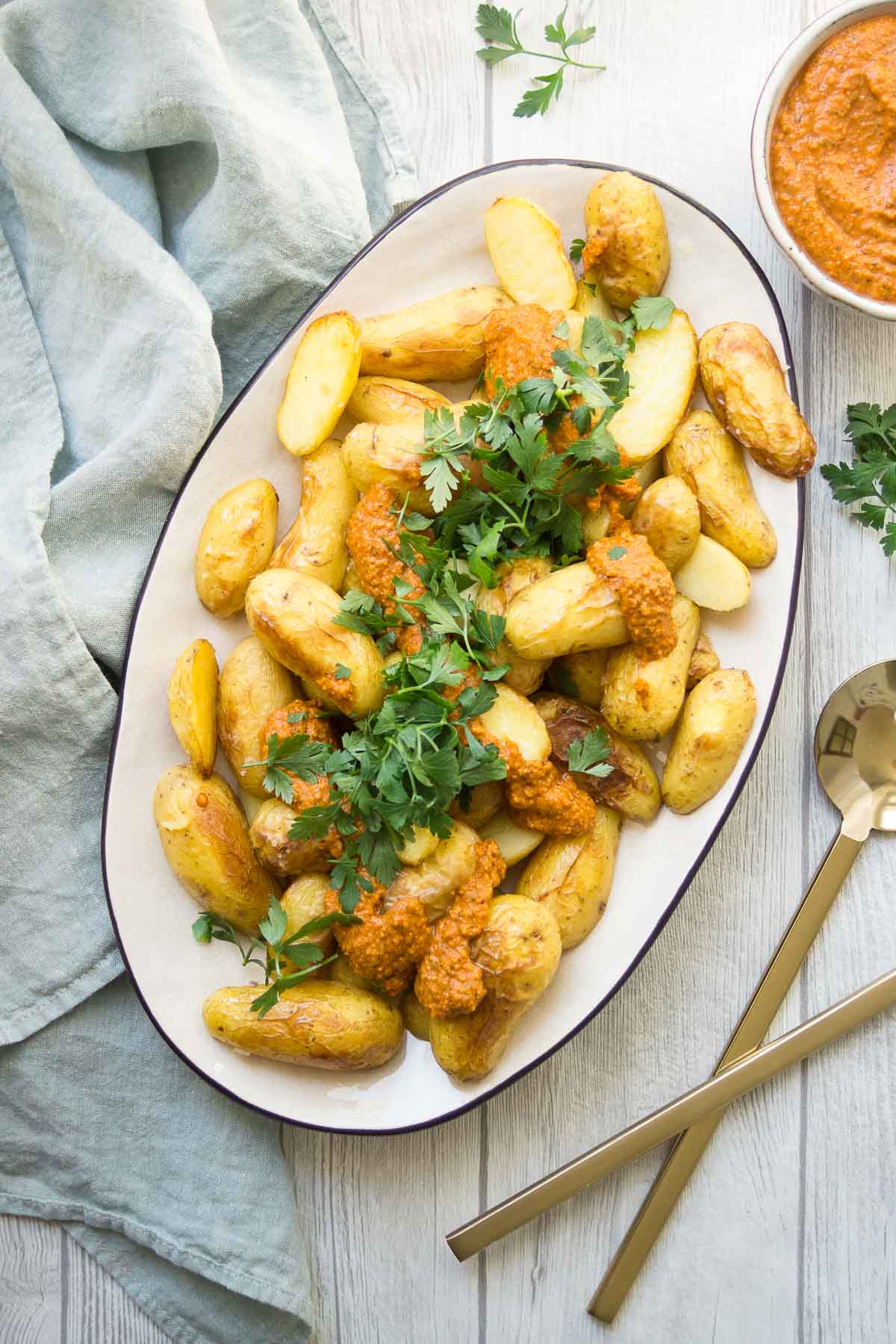Ofen-Bratkartoffeln und spanische Romesco Sauce und Petersilie Rezepte