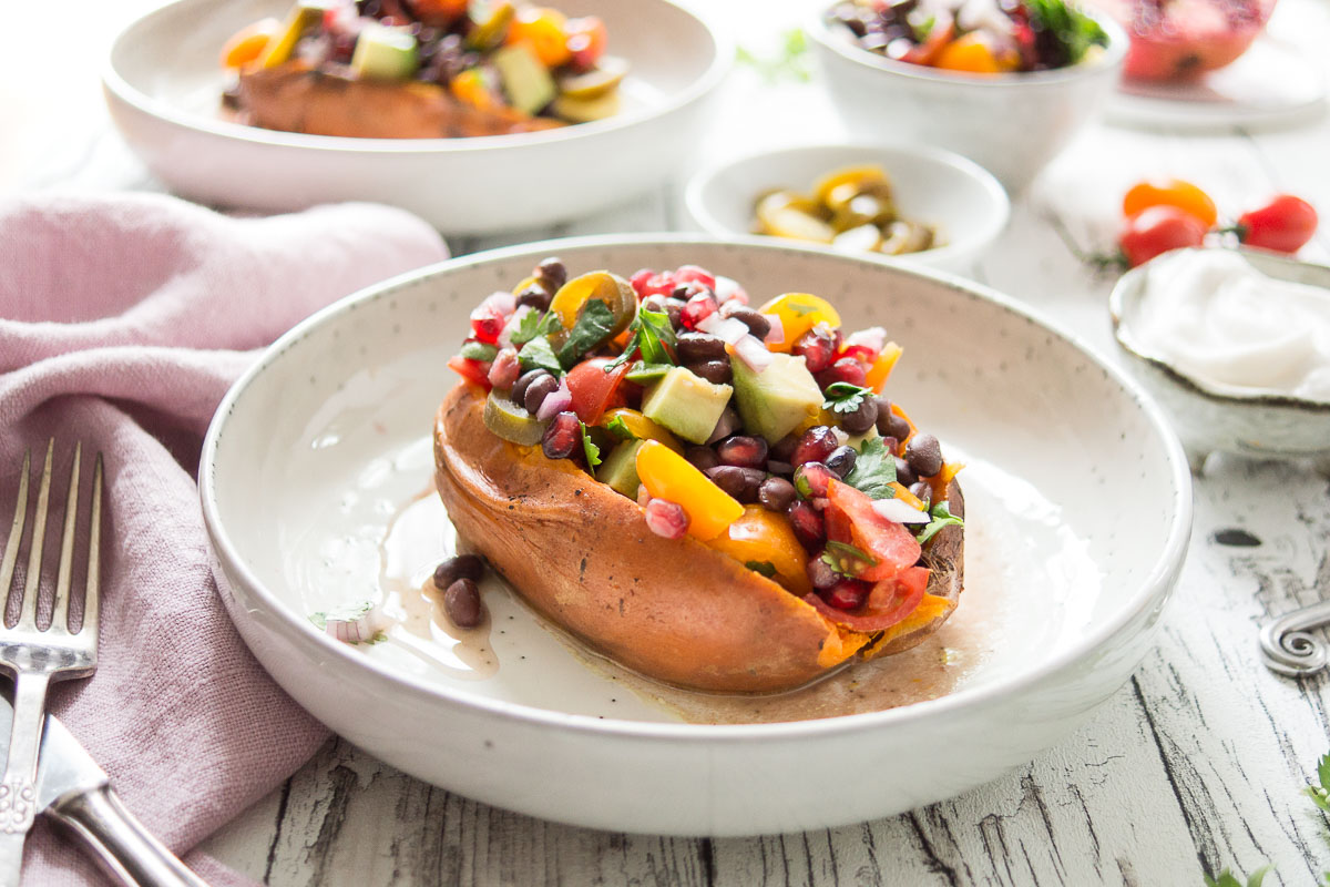 Süßkartoffel-Kumpir (Gefüllte Süßkartoffeln) mit schwarze Bohnen TexMex Salsa
