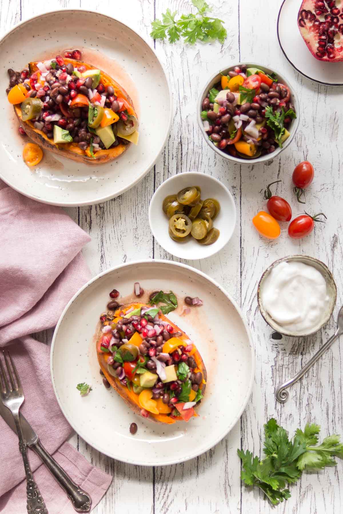 Vegane Süßkartoffel-Kumpir (Gefüllte Süßkartoffeln) mit schwarze Bohnen TexMex Salsa