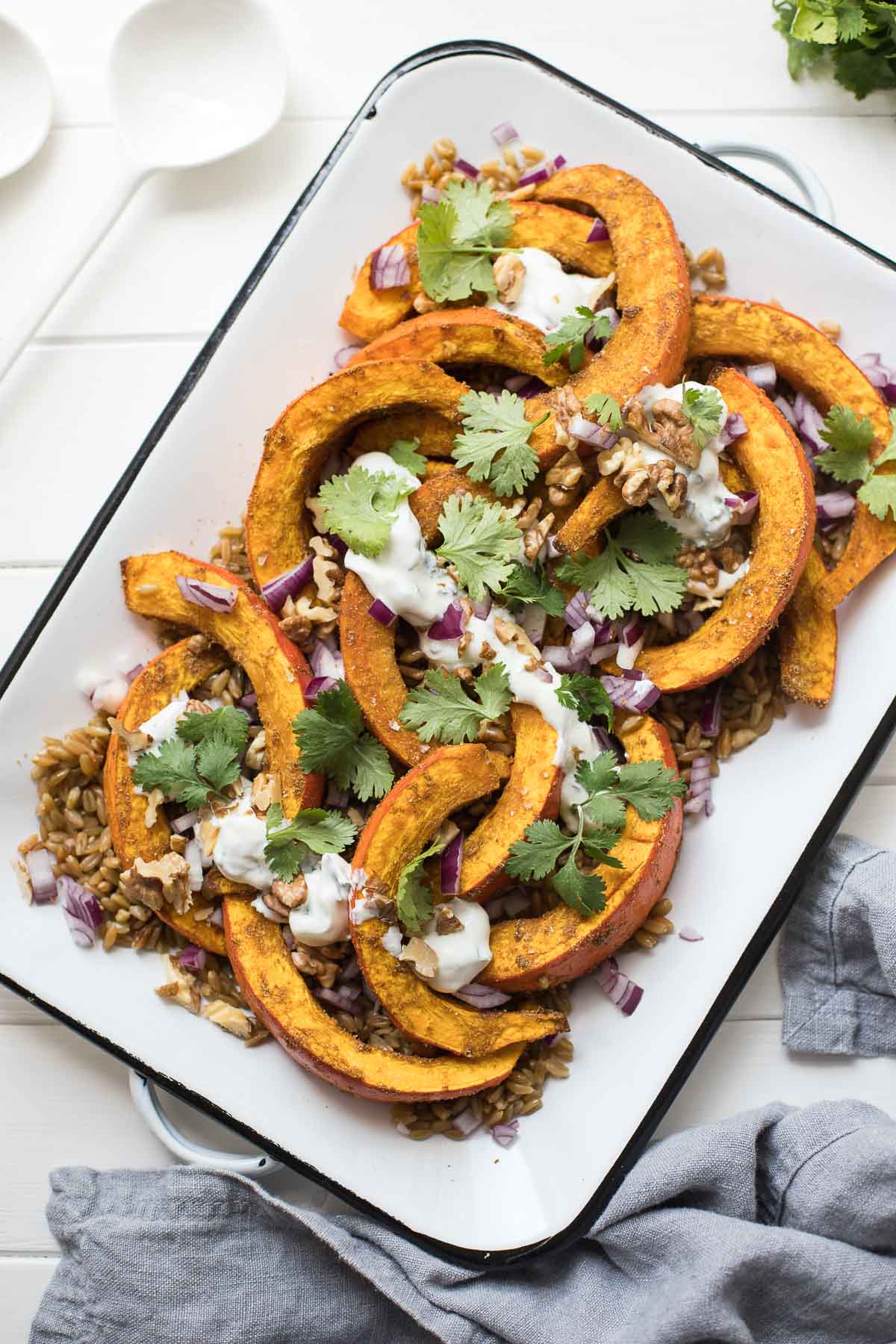 Hokkaido Kürbis geröstet mit orientalischen Gewürzen und Joghurt Dressing