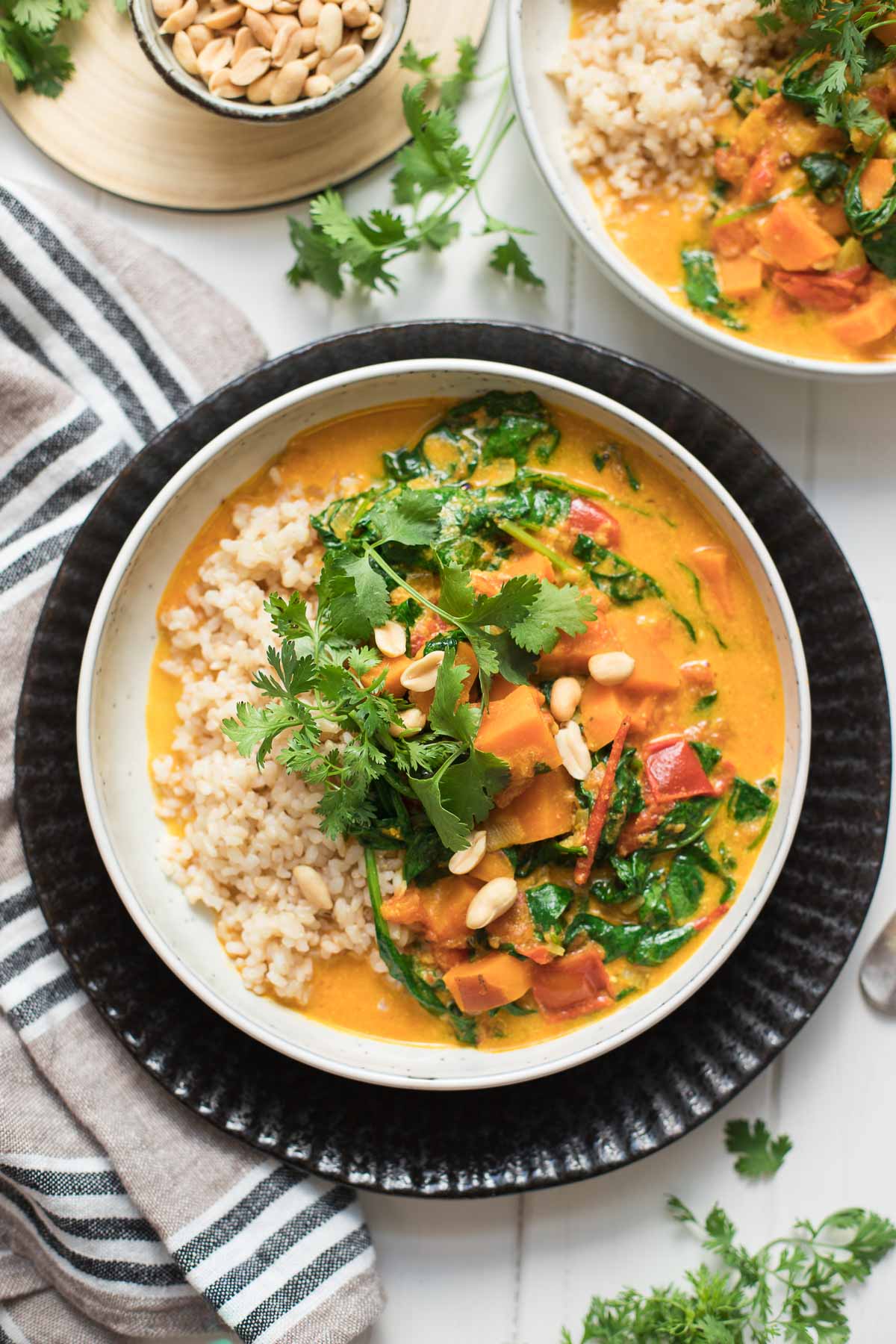 Vegane Süßkartoffel-Erdnuss-Eintopf mit Kokos und Spinat Rezept