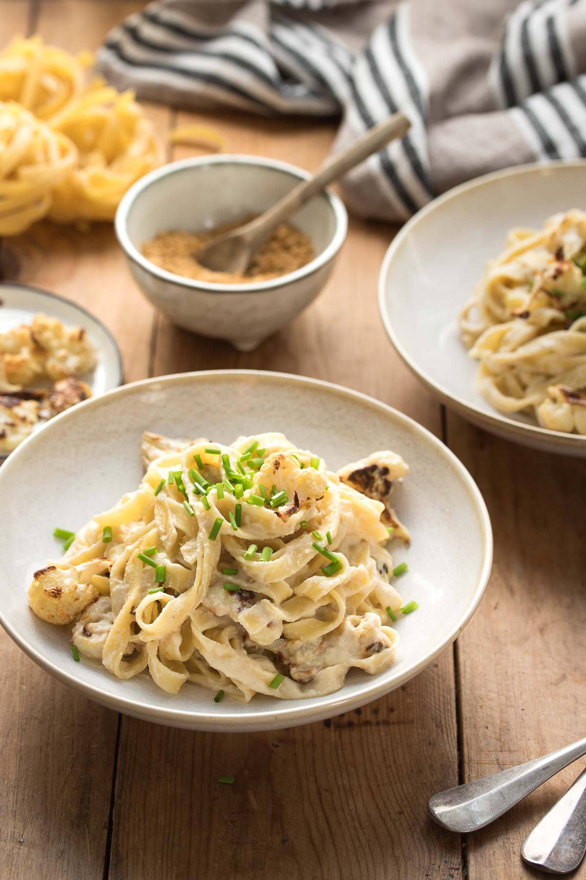 Vegane Fettuccine Alfredo mit geröstetem Blumenkohl Rezept, Cashewkerne-Söße