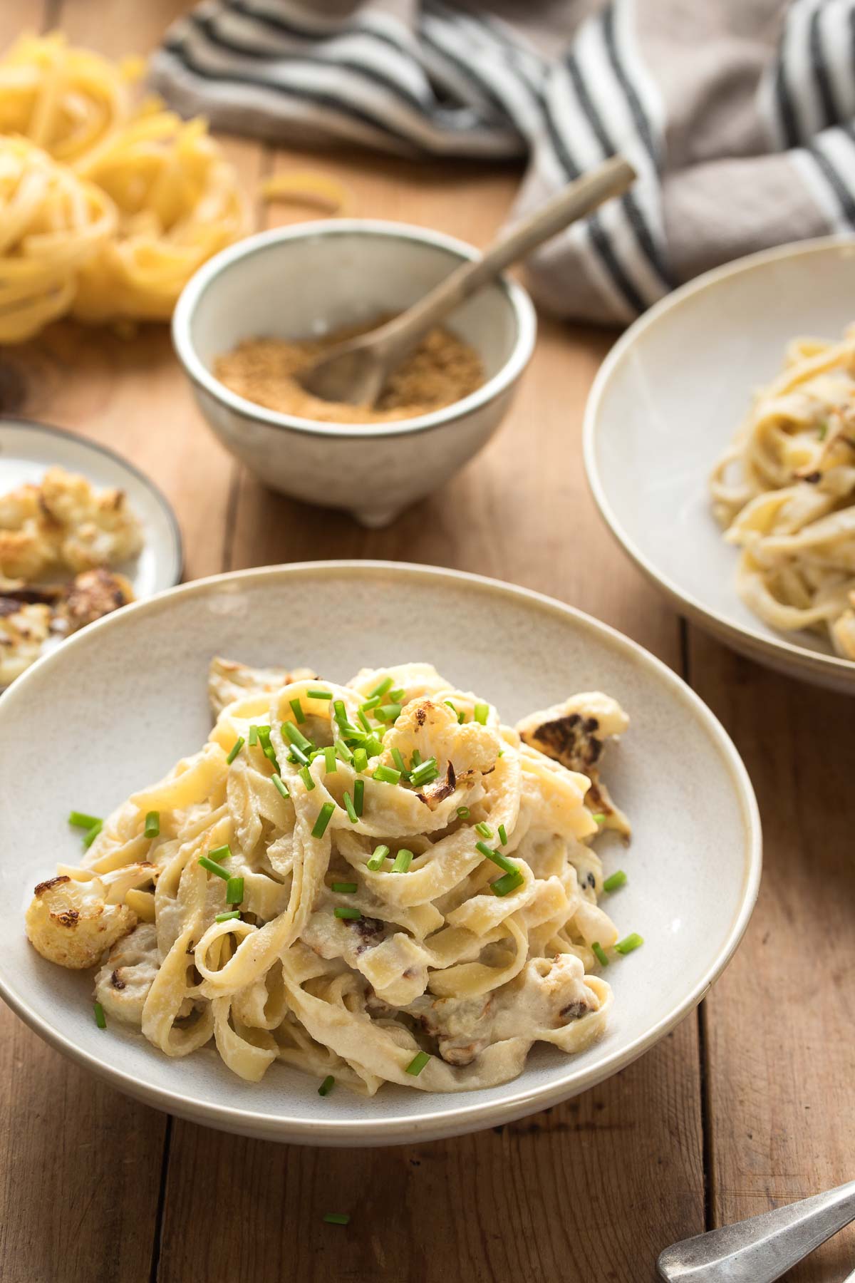 Vegane Fettuccine Alfredo mit geröstetem Blumenkohl Rezept,