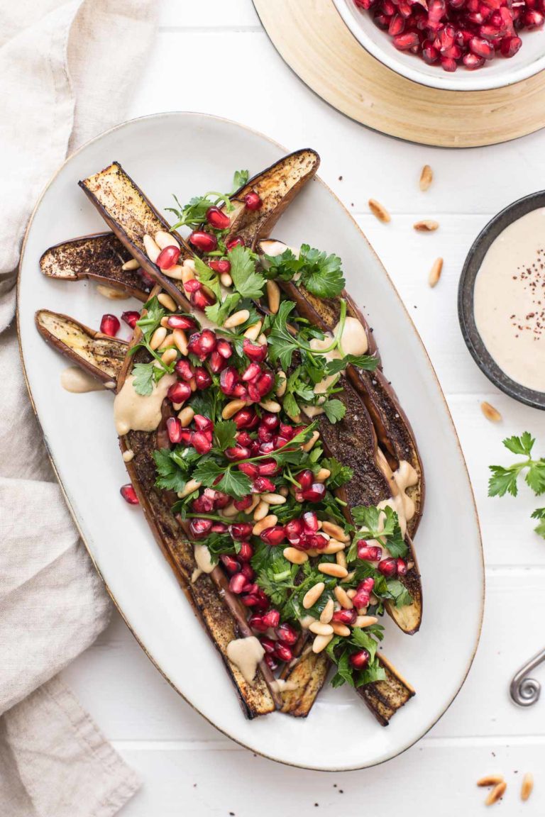 Geröstete japanische Aubergine mit Tahin-Soße, Granatapfel, Pinienkerne, Petersilie