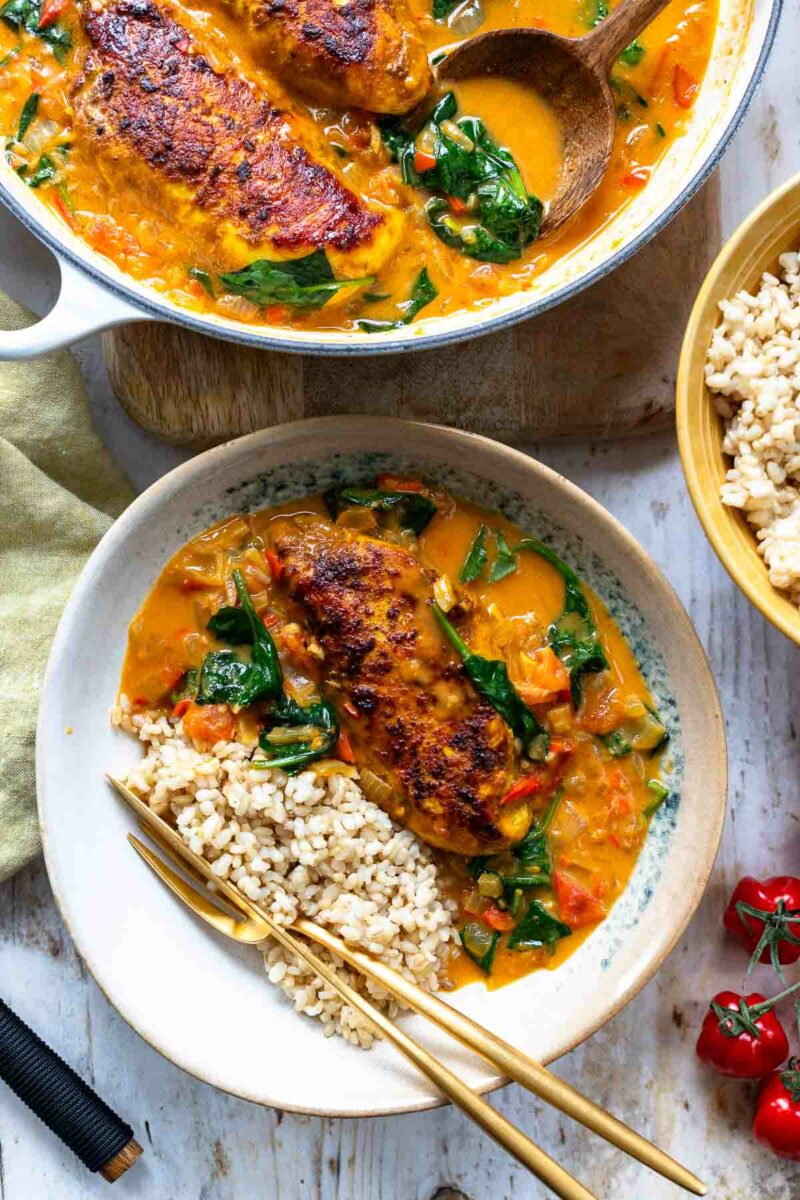 Hähnchen-Curry mit Kokos und Tomaten serviert mit Rundkorn Natur Reis