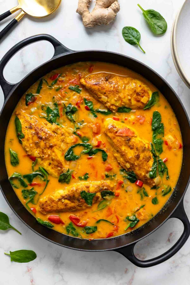 Hähnchen-Curry mit Kokos und Tomaten (pikant) in der Pfanne