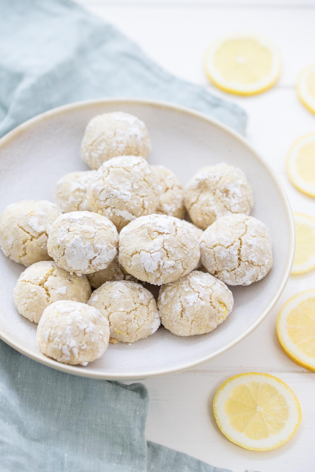 Einfaches Zitronen-Mandel-Kekse (Crinkle Cookies) mit Puderzucker (glutenfrei)