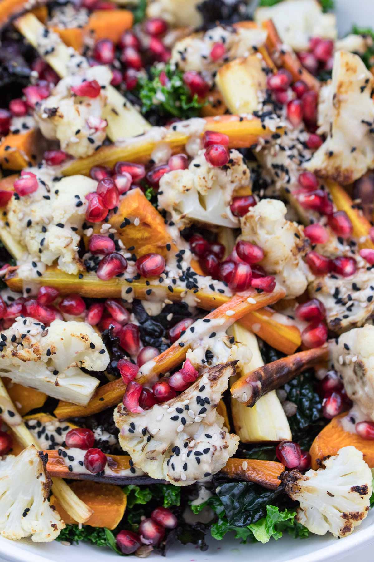 Vegane Rezept für Grünkohl-Salat mit geröstetem Gemüse, Linsen und Tahin-Dressing