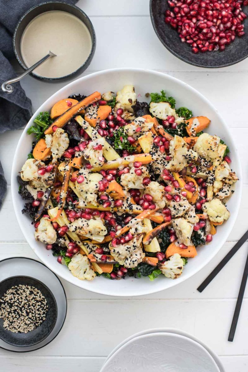 Gemüse im Herbst: Rezept für Grünkohl-Salat mit geröstetem Gemüse, Linsen und Tahin-Dressing