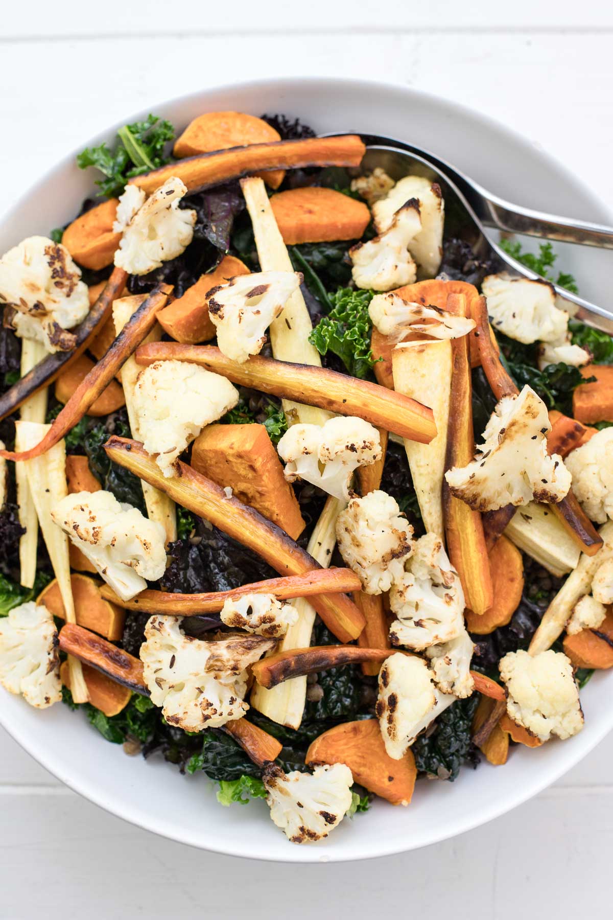 Grünkohl-Salat mit geröstetem Karotten, Pastinaken, Blumenkohl, Süßkartoffeln, Linsen und Tahin-Dressing